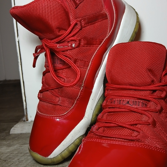 Nike Air Jordan 11 Retro 'Win like 96' sneakers in candy red size 7Y EUC - Picture 6 of 16